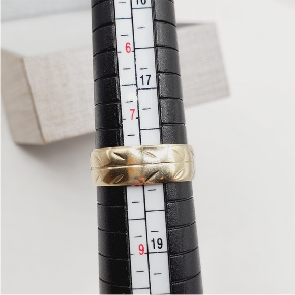 14k Solid Yellow Gold Etched Wedding Band Vintage Ring - Picture 7 of 7